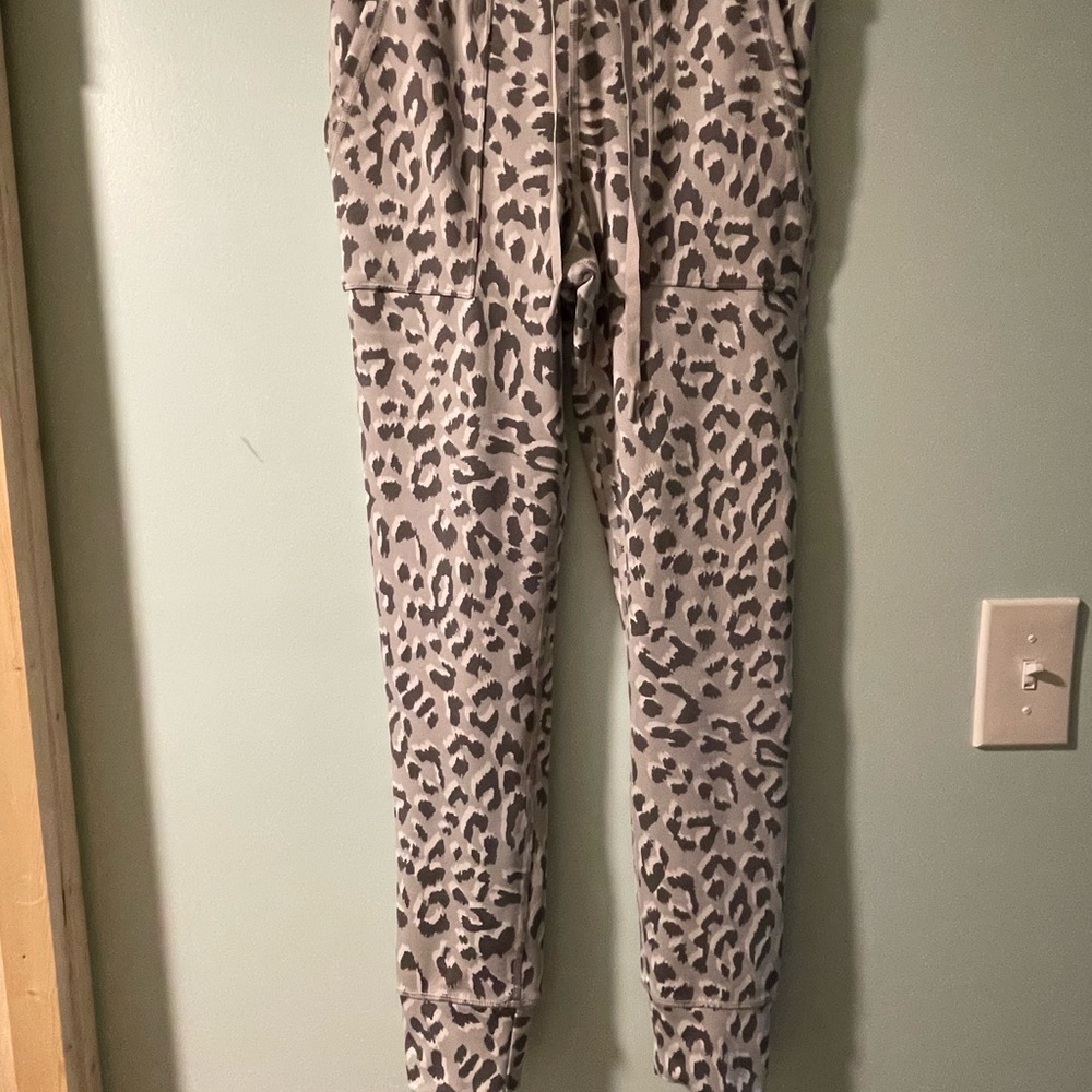 Med NWT Offline by Aerie Gray Cheetah leggings with pockets